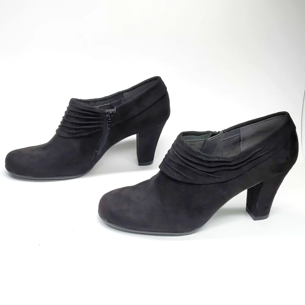 Aerosoles Heelrest Starring Role Black Faux Suede Ankle Booties EUC